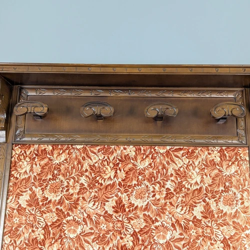 Erdvus prieškambario baldas su didele skrynia