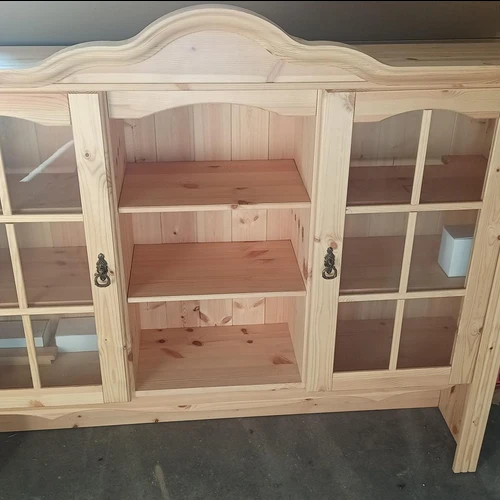 Elegantiška 2 durų vitrina su 3 atvirais skyriais