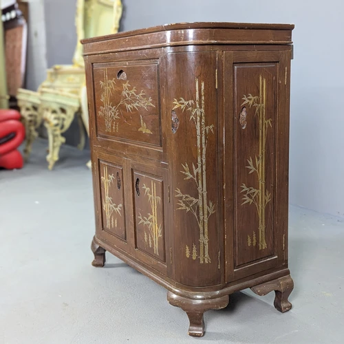 Rytietiškas baras su lentynėlėmis buteliams