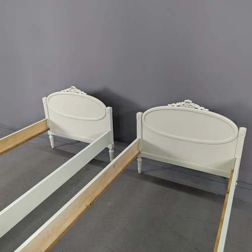 Tvirtas medinis baldą su grotelėmis