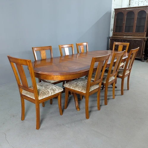 Erdvus valgomojo komplektas su 8 kėdėmis