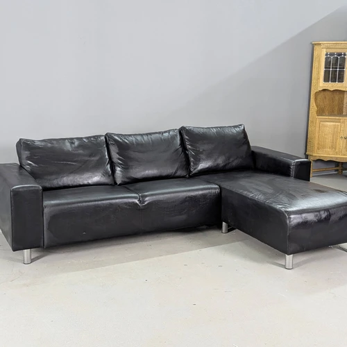 Minkšta kampinė sofa platūs porankiai moderniam interjerui