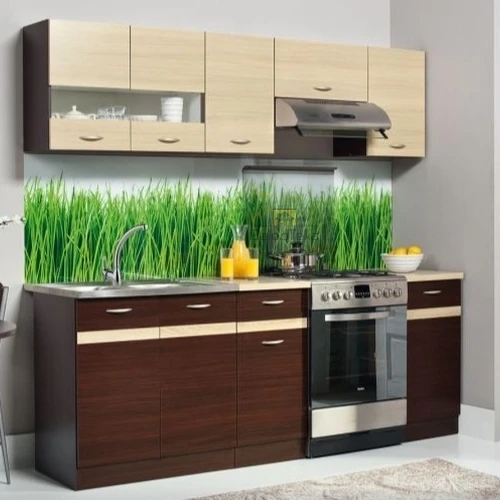 Moderni virtuvė su pakabinamomis ir pastatomomis spintelėmis