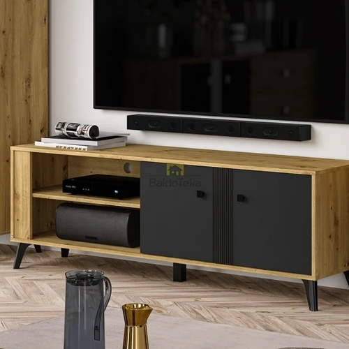 Juoda blizgi spinta su plastikinėmis rankenėlėmis