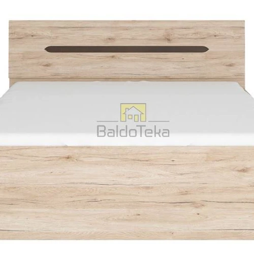 Šviesaus ąžuolo spalvos lova su minimalistiniu dizainu