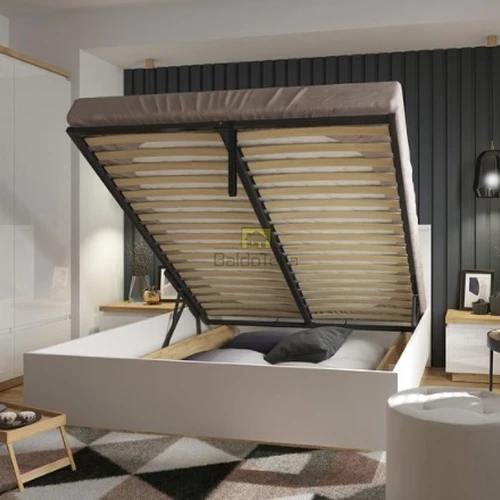 Plati spinta su matine ir blizgia apdaila