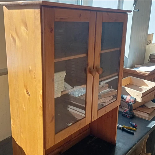 Stilinga VARBERG overdel vitrina – puiki namų dekoracija