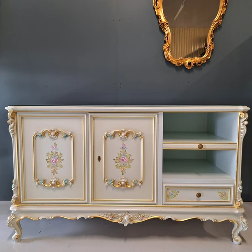 Rankų darbo dekoruotas medžio masyvo spintos