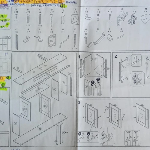Medžio masyvo vitrina su stiklinėmis lentynomis