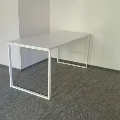 Baltas ofiso biuro stalas