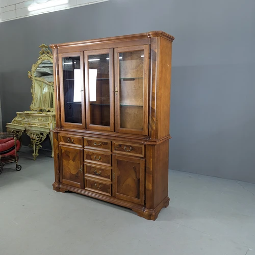 Elegantiška indauja su stalčiais ir spintelėmis