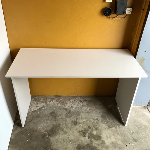 Tvirtas stalas su atsparia dėžute