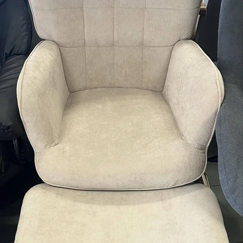 Ergonomiškas akcentinis krėslas su pufu – puiki svetainės puošmena