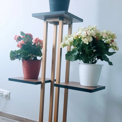 Elegantiška aukso spalvos lentynėlė su aliumininiu pagrindu