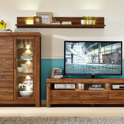 Erdvi spinta su LED apšvietimu ir ąžuolo spalvos apdaila