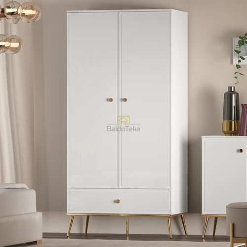 Aukštos kokybės balta spinta su metalinėmis detalėmis