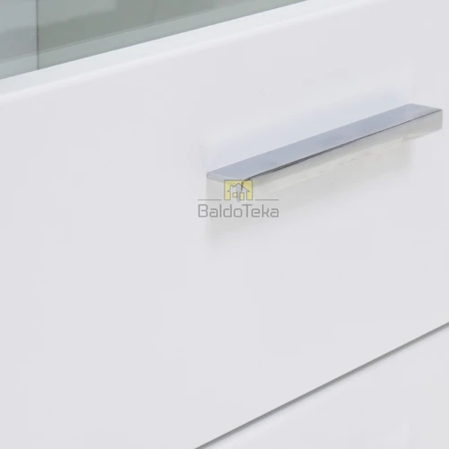 Stilinga spinta su matiniu apdailos efektu