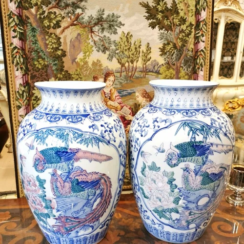 XX amžiaus vidurio kiniška vaza su povų scenomis