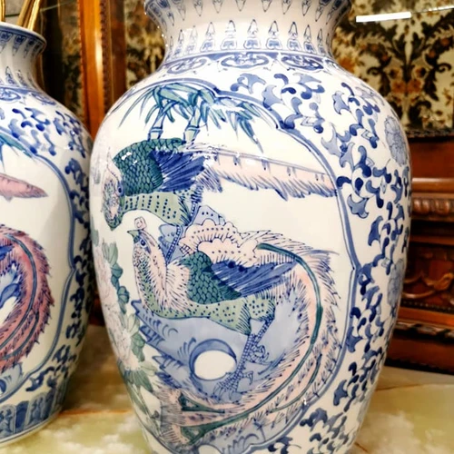 Klasikinė kiniška vaza su povų scenomis ir mėlynais akcentais