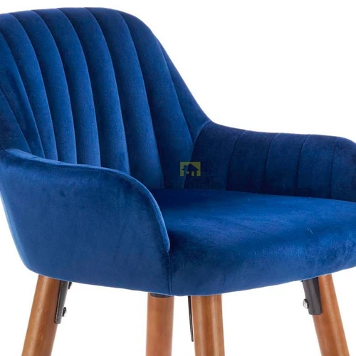 Tvirtas sofos kampas su natūralaus medžio ir gobeleno apmušalu