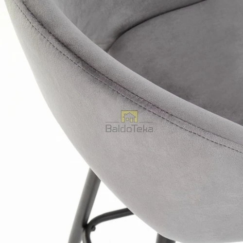 Veliūrinė kėdė su dažytu metalu – puikus interjero akcentas