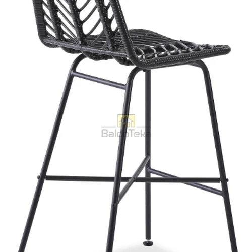 Moderni juoda kėdė su sintetiniu ratanu ir metaliniu pagrindu