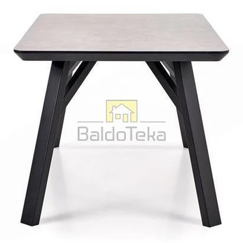 Stalas su betono imitacijos stalviršiu ir juodomis kojomis