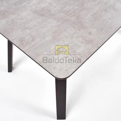Stalas su betono efektu ir juodais metaliniais pagrindais