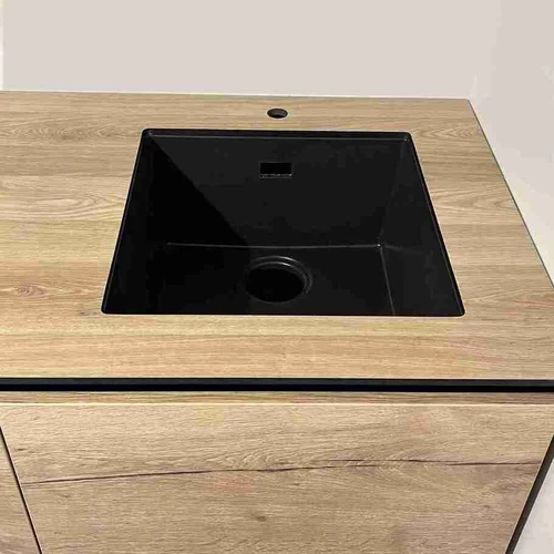 Virtuvės spintos su LED apšvietimu ir praleistu fasadu