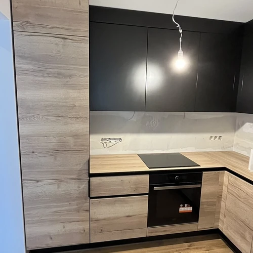 Modernūs baldai su tylaus uždarymo furnitūra