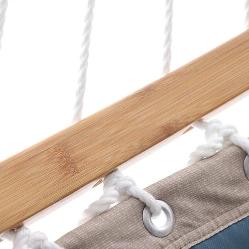 Melsvai smėlio spalvos hamakas – idėalus poilsiui gamtoje