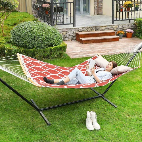 Raudonas hamakas su pagalve – patogus poilsis bet kurioje erdvėje