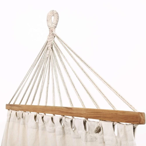 Patogus hamakas miške ar prie ežero – gamtos malonumai