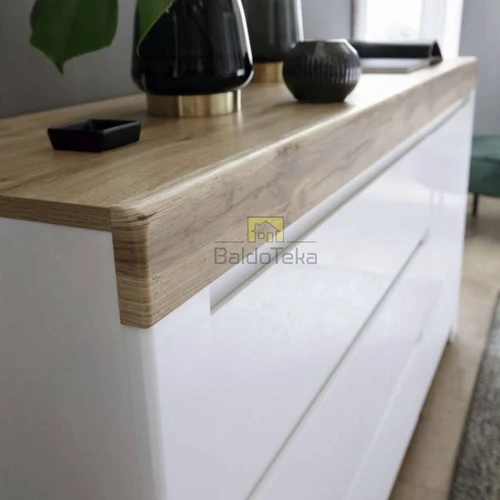 Moderni spintelė su blizgiais fasadais ir ąžuolo stalviršiu