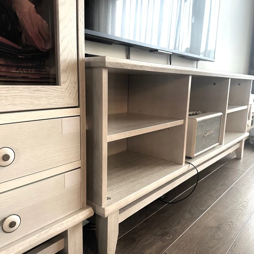 Indauja ir TV staliukas – 450 Eur, vienas stalčius reikia taisyti