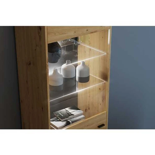 Aukščia kokybės spinta su metalinėmis kojomis