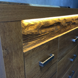 Unikalus baldų kūrinys su išoriniu apšvietimu ir tamsaus uosio spalva