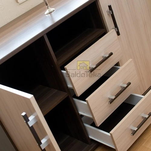 Tamsaus uosio spintelė – erdvus ir patogus