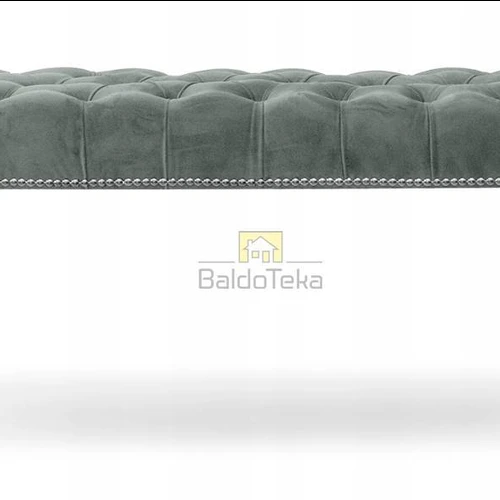 Praktiškas sofos suolelis su pilku aksominiu audiniu ir medinėmis kojelėmis