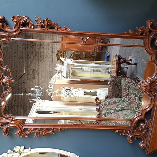 Elegantiška konsolė su veidrodžiu ir mediniais akcentais