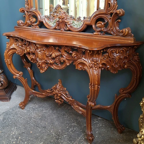 Išskirtinė medinė konsolė su rankų darbo raižiniais