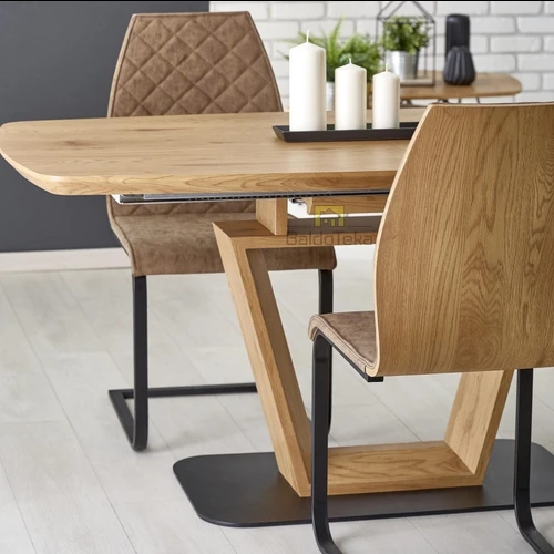 Erdvi ir patvari spinta ruda-auksinio ąžuolo atspalviu