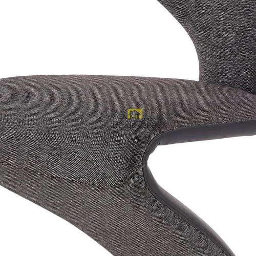 Tamsiai pilka sofos užkaklė su gobeleno tekstūra