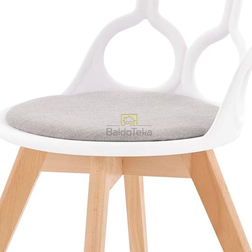 Balta ir pilka sofos pagalvė su polipropileno užpildu