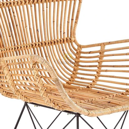 Stalas su natūraliu ratanu ir juodu metalu