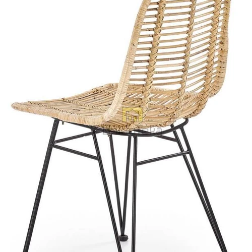 Modernus ratano stalas su metaliniu pagrindu