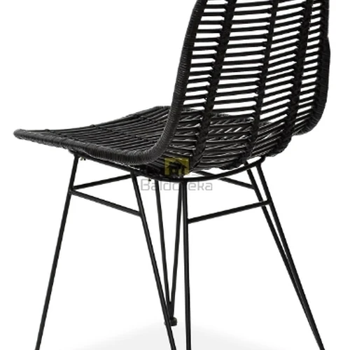 Minimalistinė juoda kėdė natūralaus ratano ir metalo derinys