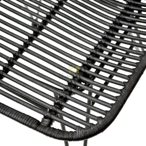 Stilinga juoda kėdė su ratano sėdynė ir metaliniu karkasu