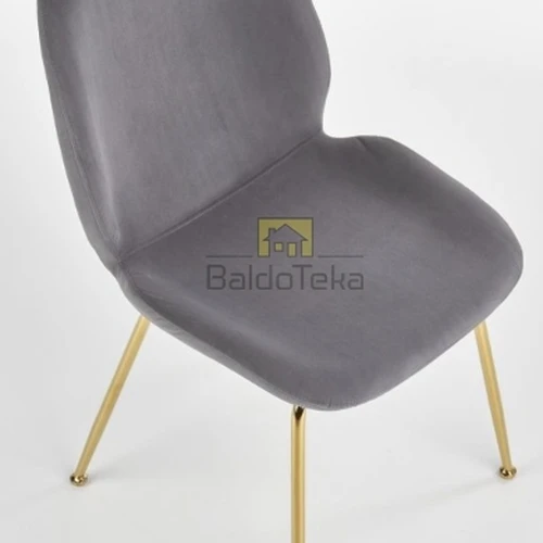 Kompaktiška kušetė su moderniu dizainu ir aukso akcentais