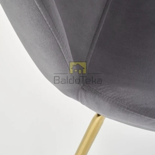 Madinga pilka velvetinė kušetė su aukso detalėmis